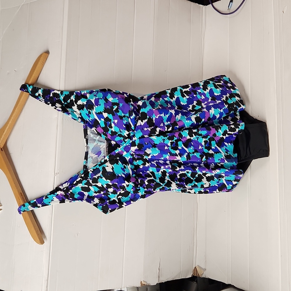 NWT Upstream Women's sz 8 one piece Swimsuit w/built-in pads